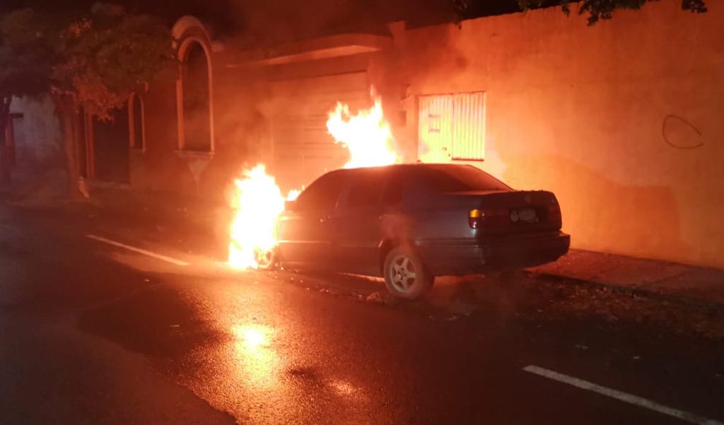 Madrugada de Terror este Viernes en Tecomán Incendian 7 Vehículos y