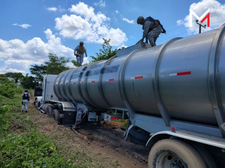 Guardia Nacional asegura tractocamión cargado con alrededor de 40 mil litros de combustible Guardia Nacional asegura tractocamión cargado con alrededor de 40 mil litros de combustible