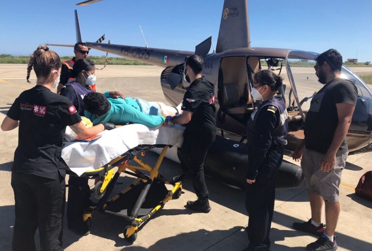 Semar Trasladó a Tripulante Herido en Isla Socorro Semar Trasladó a Tripulante Herido en Isla Socorro